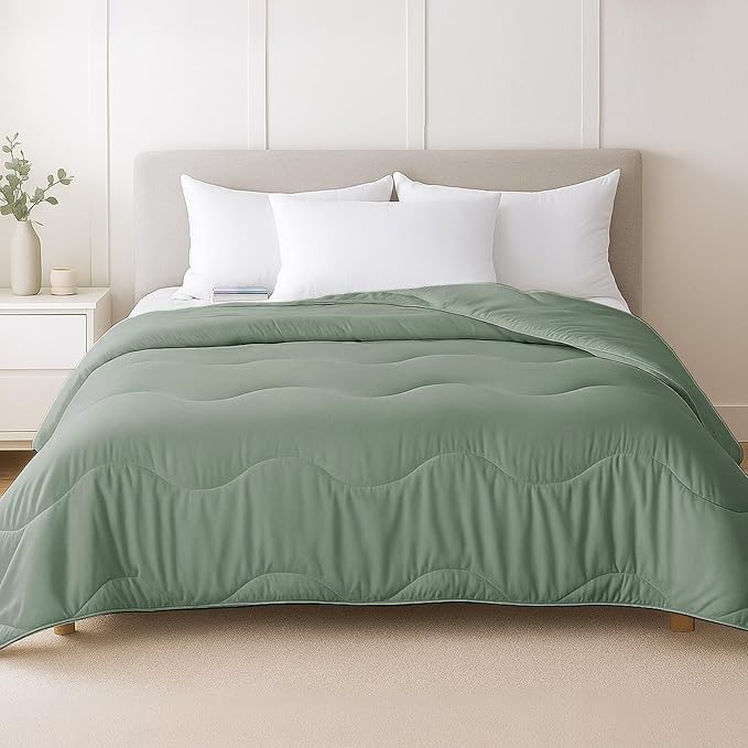 Lightweight Comforter Cooling Sage Green, All Season Duvet Insert Breathable King Size Summer Bedding, Soft Microfiber Cool Down Alternative Quilt with Corner Tabs, 102x90 inch
