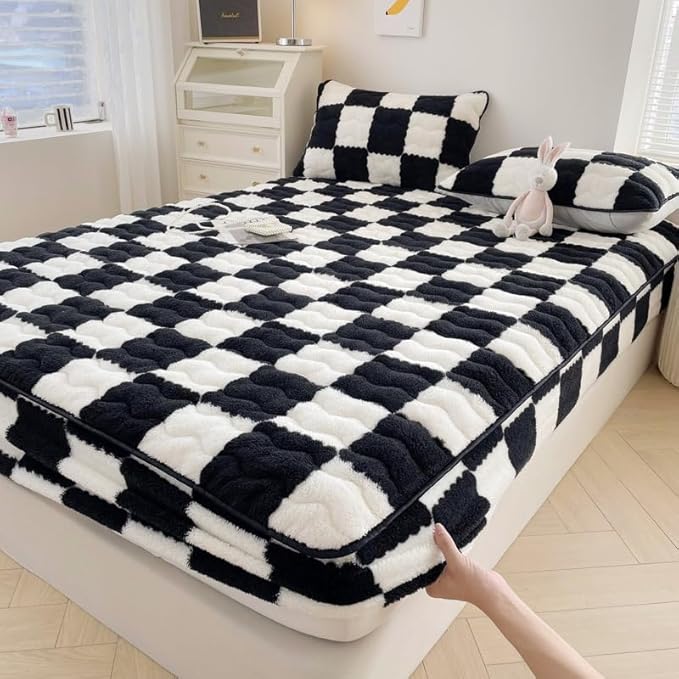 Milk Velvet Checkered Mattress Cover, Cow Flannel Fitted Sheet, Milk Velvet Bedding Sheets, Ultra Soft Fluffy Non-Slip Protective Cover for Bed Mattress (Black and White,47.2 * 78.7IN)