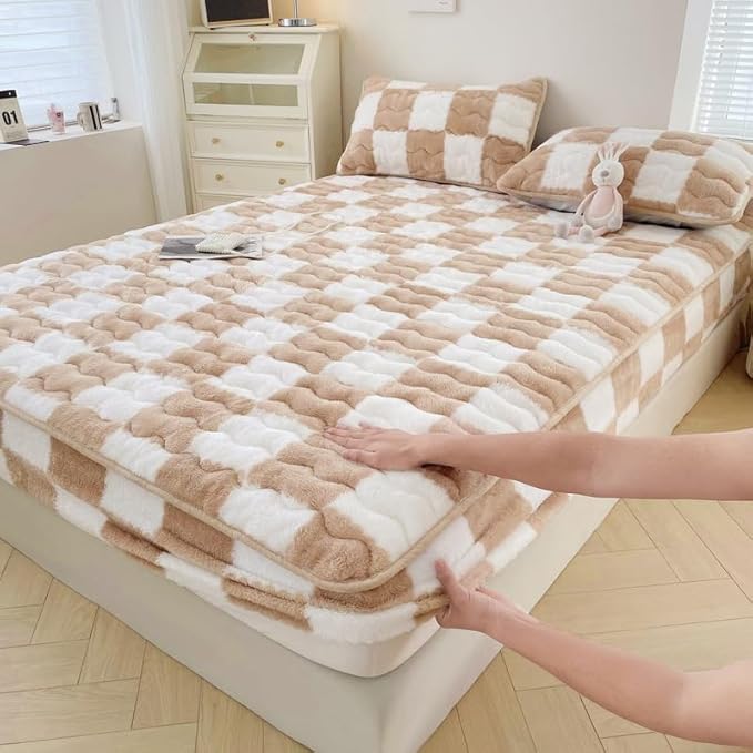 Milk Velvet Checkered Mattress Cover, Cow Flannel Fitted Sheet, Milk Velvet Bedding Sheets, Ultra Soft Fluffy Non-Slip Protective Cover for Bed Mattress (Khaqi,70.8 * 78.7IN)