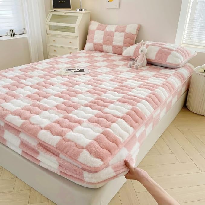 Milk Velvet Checkered Mattress Cover, Cow Flannel Fitted Sheet, Milk Velvet Bedding Sheets, Ultra Soft Fluffy Non-Slip Protective Cover for Bed Mattress (Pink,78.7 * 86.6IN)