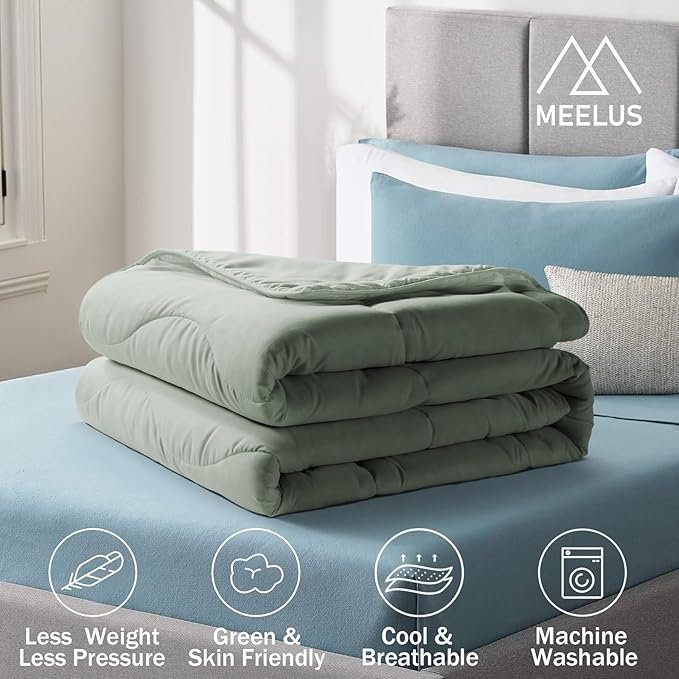 Lightweight Comforter Cooling Sage Green, All Season Duvet Insert Breathable King Size Summer Bedding, Soft Microfiber Cool Down Alternative Quilt with Corner Tabs, 102x90 inch