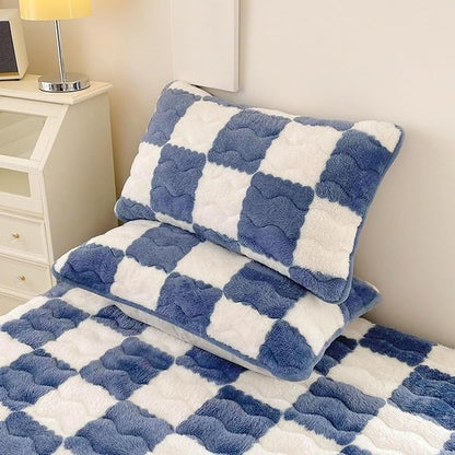 Milk Velvet Checkered Mattress Cover, Cow Flannel Fitted Sheet, Milk Velvet Bedding Sheets, Ultra Soft Fluffy Non-Slip Protective Cover for Bed Mattress (Gray,78.7 * 86.6IN)