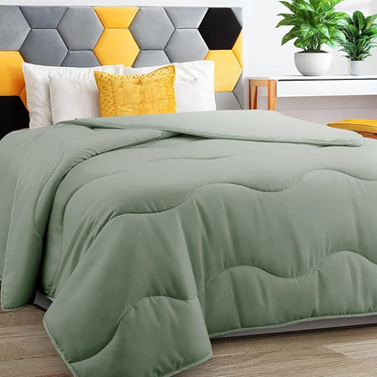 Lightweight Comforter Cooling Sage Green, All Season Duvet Insert Breathable King Size Summer Bedding, Soft Microfiber Cool Down Alternative Quilt with Corner Tabs, 102x90 inch