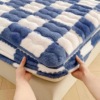 Milk Velvet Checkered Mattress Cover, Cow Flannel Fitted Sheet, Milk Velvet Bedding Sheets, Ultra Soft Fluffy Non-Slip Protective Cover for Bed Mattress (Gray,47.2 * 78.7IN)